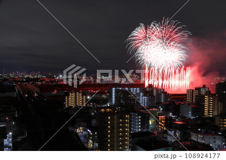 京浜東北線荒川橋梁と第3回川口花火大会 | 市制施行90周年記念:2023年(埼玉県川口市) 京浜東北線荒川橋梁と第3回川口花火大会 | 市制施行90周年記念:2023年(埼玉県川口市) 108924177