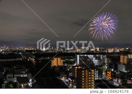 京浜東北線荒川橋梁と第3回川口花火大会 | 市制施行90周年記念:2023年(埼玉県川口市) 京浜東北線荒川橋梁と第3回川口花火大会 | 市制施行90周年記念:2023年(埼玉県川口市) 108924178
