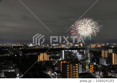 京浜東北線荒川橋梁と第3回川口花火大会 | 市制施行90周年記念:2023年(埼玉県川口市) 京浜東北線荒川橋梁と第3回川口花火大会 | 市制施行90周年記念:2023年(埼玉県川口市) 108924183