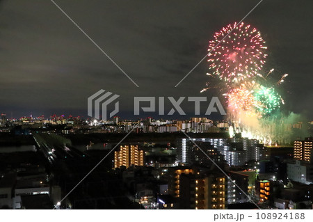 京浜東北線荒川橋梁と第3回川口花火大会 | 市制施行90周年記念:2023年(埼玉県川口市) 京浜東北線荒川橋梁と第3回川口花火大会 | 市制施行90周年記念:2023年(埼玉県川口市) 108924188