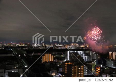 京浜東北線荒川橋梁と第3回川口花火大会 | 市制施行90周年記念:2023年(埼玉県川口市) 京浜東北線荒川橋梁と第3回川口花火大会 | 市制施行90周年記念:2023年(埼玉県川口市) 108924192