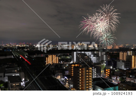 京浜東北線荒川橋梁と第3回川口花火大会 | 市制施行90周年記念:2023年(埼玉県川口市) 京浜東北線荒川橋梁と第3回川口花火大会 | 市制施行90周年記念:2023年(埼玉県川口市) 108924193