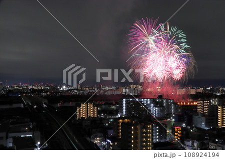 京浜東北線荒川橋梁と第3回川口花火大会 | 市制施行90周年記念：2023年（埼玉県川口市） 108924194