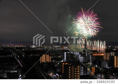 京浜東北線荒川橋梁と第3回川口花火大会 | 市制施行90周年記念：2023年（埼玉県川口市） 108924195