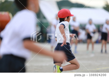 運動会で走る小学生 運動会で走る小学生 108924200