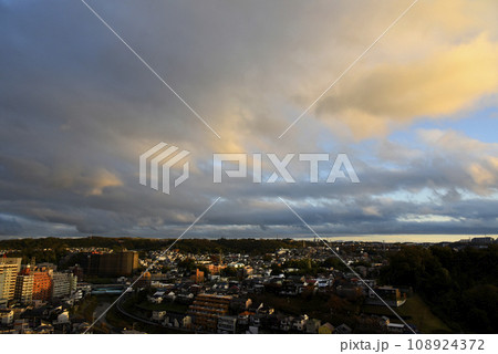 夕方の空と町並み 108924372