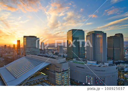 【大阪府】10月・大阪駅と夕景《大阪の都市風景》 108925037