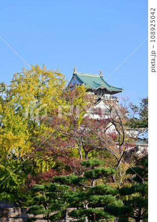 秋の大阪城公園 108925042