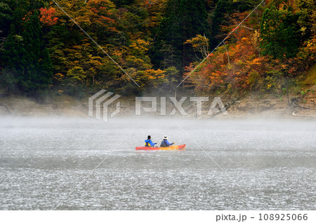 紅葉の九頭竜湖を疾走するカヌー 紅葉の九頭竜湖を疾走するカヌー 108925066