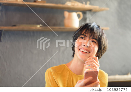カフェでスマホを手に取る女性 撮影協力「洋菓子店 sentiment」 カフェでスマホを手に取る女性 撮影協力「洋菓子店 sentiment」 108925775