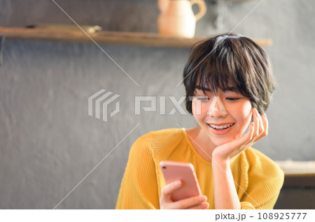 カフェでスマホを手に取る女性 撮影協力「洋菓子店 sentiment」 カフェでスマホを手に取る女性 撮影協力「洋菓子店 sentiment」 108925777