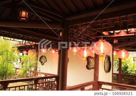 福州園 赤い提灯 沖縄 冬風景 福州園 赤い提灯 沖縄 冬風景 108926521
