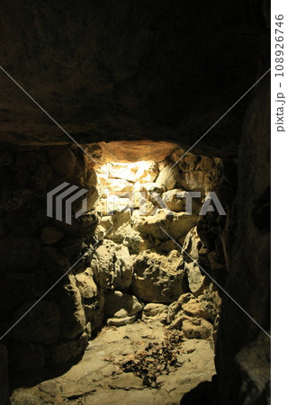 福州園 洞窟の中から見える明かり 沖縄冬風景 福州園 洞窟の中から見える明かり 沖縄冬風景 108926746
