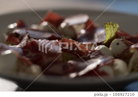 Roastbeef salad with mozzarella and mixed greens Roastbeef salad with mozzarella and mixed greens 108927210