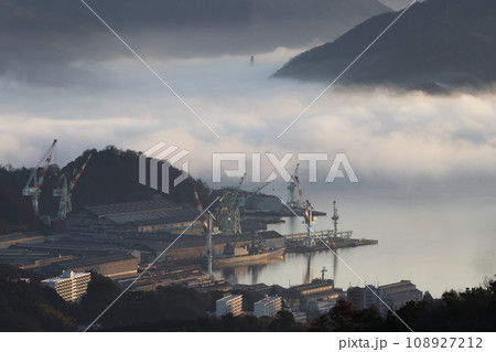 霧に包まれる造船所の風景 108927212