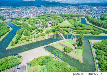 (北海道)五稜郭タワーから見る深緑の五稜郭跡と函館市の街並み (北海道)五稜郭タワーから見る深緑の五稜郭跡と函館市の街並み 108927549