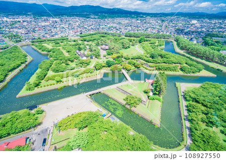 (北海道)五稜郭タワーから見る深緑の五稜郭跡と函館市の街並み (北海道)五稜郭タワーから見る深緑の五稜郭跡と函館市の街並み 108927550