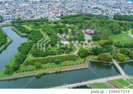 (北海道)五稜郭タワーから見る深緑の五稜郭跡と函館市の街並み (北海道)五稜郭タワーから見る深緑の五稜郭跡と函館市の街並み 108927554