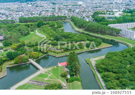 (北海道)五稜郭タワーから見る深緑の五稜郭跡と函館市の街並み (北海道)五稜郭タワーから見る深緑の五稜郭跡と函館市の街並み 108927555