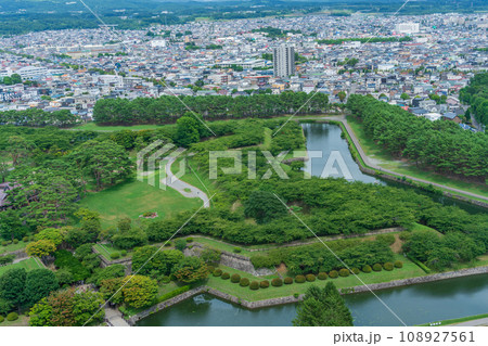 (北海道)五稜郭タワーから見る深緑の五稜郭跡と函館市の街並み (北海道)五稜郭タワーから見る深緑の五稜郭跡と函館市の街並み 108927561