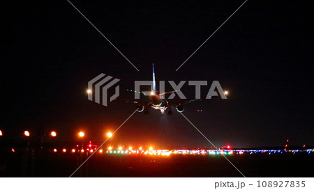 夜の新千歳空港_B777 着陸機 夜の新千歳空港_B777 着陸機 108927835