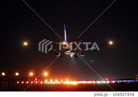 夜の新千歳空港_B777 着陸機 夜の新千歳空港_B777 着陸機 108927848