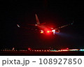 夜の新千歳空港＿A350 着陸機 108927850