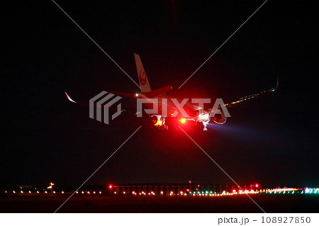 夜の新千歳空港＿A350 着陸機 108927850