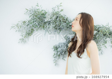 若い女性のヘアケアイメージ 108927954