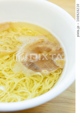 後入れスープ等を入れる前のカップラーメン 後入れスープ等を入れる前のカップラーメン 108928210