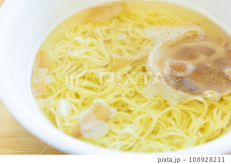 後入れスープ等を入れる前のカップラーメン 108928211