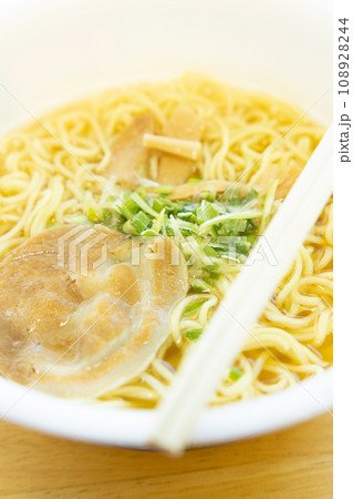 美味しいカップラーメン（塩ラーメン） 108928244