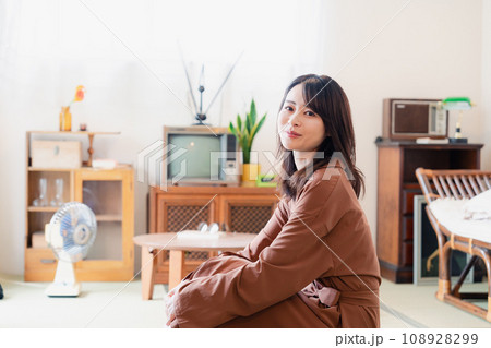 レトロな雰囲気の部屋に住む若い女性 108928299
