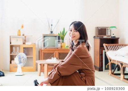 レトロな雰囲気の部屋に住む若い女性 レトロな雰囲気の部屋に住む若い女性 108928300