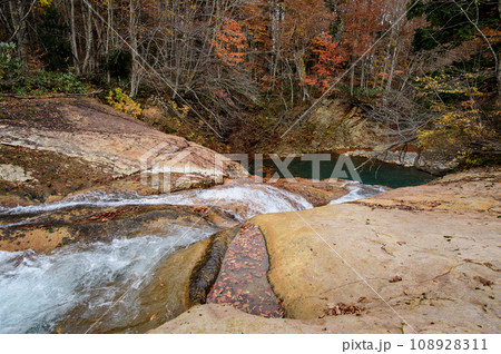 ダム完成により水没する成瀬川上流赤川の河床と赤滝　秋田県　2023年11月 108928311
