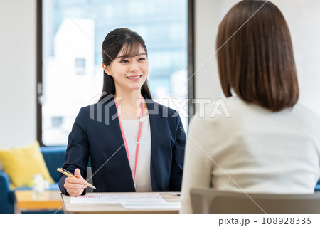 ミドルの女性に営業する若いビジネスウーマン 108928335