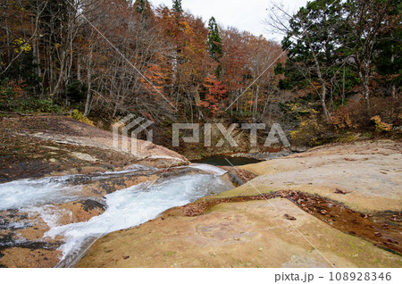 成瀬ダム完成により水没する赤川の赤い河床　秋田県　2023年11月 108928346