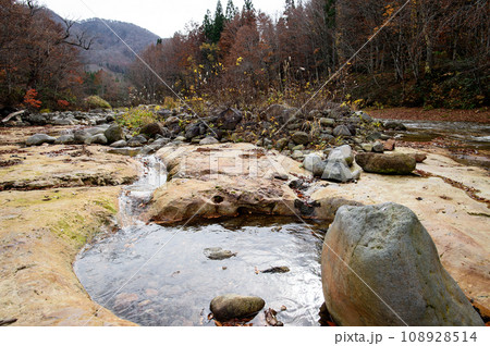 ダム完成により水没する成瀬川上流の赤い河床 秋田県 2023年11月 ダム完成により水没する成瀬川上流の赤い河床 秋田県 2023年11月 108928514
