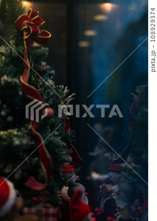 街がクリスマス装飾されるシーズン 108929374