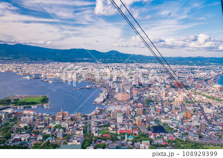 （北海道）函館山ロープウエイから見る函館市の街並み 108929399