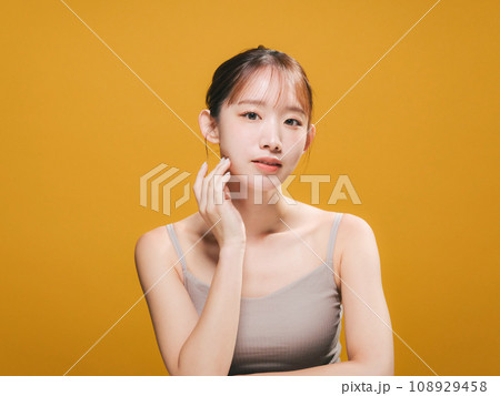 女性の美容イメージ　スキンケア　コスメ　脱毛サロン 108929458