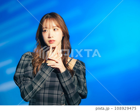 女性のファッションポートレート　美容　スキンケア　コスメ 108929475