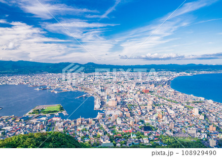 （北海道）函館山展望台から見る函館市の街並み 108929490