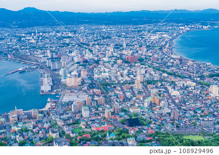 （北海道）函館山展望台から見る函館市の街並み 108929496