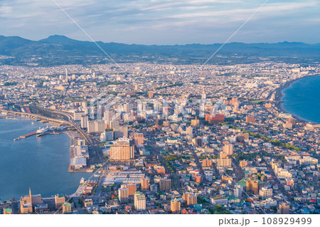（北海道）函館山展望台から見る函館市の街並み 108929499