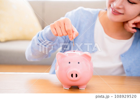 貯金をする女性 108929520