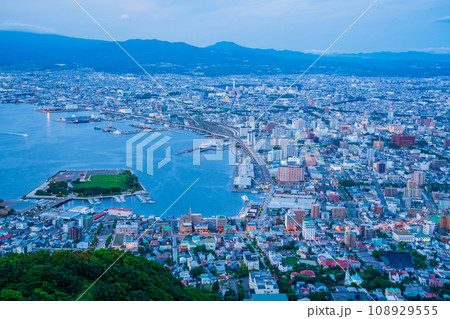 (北海道)函館山展望台から見る函館市の街並み トワイライト夕景 (北海道)函館山展望台から見る函館市の街並み トワイライト夕景 108929555