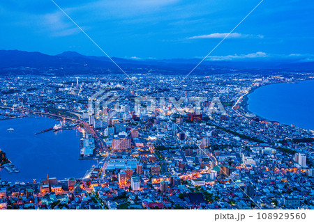 （北海道）函館山展望台から見る函館市の街並み　トワイライト夕景 108929560