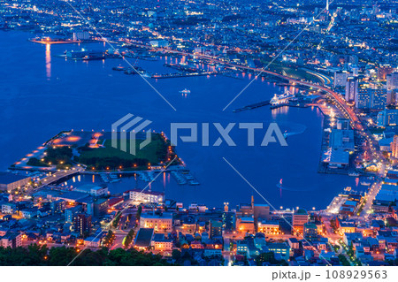 (北海道)函館山展望台から見る函館市の街並み トワイライト夜景 (北海道)函館山展望台から見る函館市の街並み トワイライト夜景 108929563