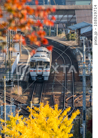 【高山本線】飛騨萩原駅に到着する普通列車 【高山本線】飛騨萩原駅に到着する普通列車 108929714